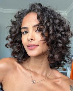 11 meses depois do Big Chop, mais 1 corte nesse meio tempo e meu cabelo esta assim! #instagram #cachos #cachosdefinidos #cachosnaturais Curly Long Bob, Curly Cuts, Hair Stayl, Short Textured Hair, Curly Pixie Haircuts, Natural Curly Hair Cuts