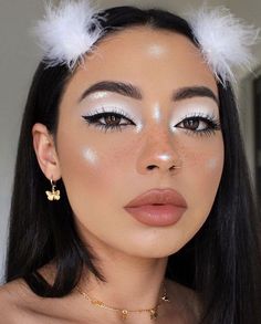 White Makeup Looks, White Eye Makeup, Angel Halloween Costumes, Halloweenský Makeup, Round Face Makeup, Cute Halloween Makeup