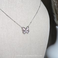 nuestro Colgante Conmemorativo de Mariposa de Plata: un recuerdo especial para recordar a un pequeño. Este precioso colgante tiene una mariposa con piedras rosas brillantes. La mariposa representa un alma dulce y las piedras rosas muestran amor y recuerdos.

 Realizado en bonita plata, el colgante tiene pequeños detalles que cuentan una gran historia sobre un momento breve pero importante. Las alas de la mariposa muestran la belleza y el impacto duradero de una vida diminuta que tocó nuestros co Mother's Day Butterfly Charm Pendant Necklace, Mother's Day Butterfly Pendant Necklace, Silver Stainless Steel Butterfly Necklace As Gift, Silver Stainless Steel Butterfly Necklace Gift, Pink Butterfly Charm Pendant Necklace, Dainty Butterfly Charm Necklace For Anniversary, Silver Butterfly Jewelry With Birthstone, Dainty Silver Butterfly Necklace For Wedding, Sterling Silver Butterfly Necklace For Mother's Day