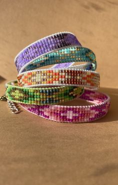 Colourful summer bracelets ☀️ Handwoven bracelets made of tiny miyuki delica glass beads.  Bracelets are 16 cm long + 5 cm extend chain. All details are nickel free. Available in 6 different colours 🌈 * Purple  * Pink * Blue  * Turquoise  * Green * Orange & yellow Bracelet Loom, Bracelet Summer, Summer Bracelets, Loom Bracelets, Native American Beading, Bleu Turquoise, Beaded Lace, Green And Orange, Bracelet Making