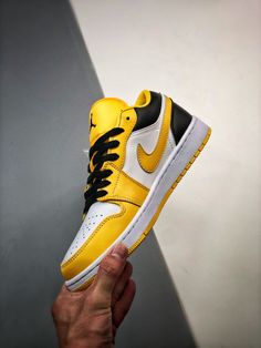 Air Jordan 1 Low ‘Taxi’ University Gold/White/Black 553560-701 Walk the talk and make a statement with our top-quality Sneakers. Shop now and step up your shoe game! Please carefully choosing the size number according the size chart as we CAN NOT offer return or refund if you choose a wrong size.The product need 3-5 business days to check the quality before shipping.Our High Quality Shoes models are various, please contact to our support to ask for the model you need.Because each device displays a different color. Therefore, the actual color of the item may not be 100% the same as [...] Air Jordan 1 Low Taxi, Jordan 1 Low Taxi, Air Jordan 1 Dior, Jordan 1 Dior, Jordan 1 Blue, Walk The Talk, Blue Chill, Jordan 1 Black, Jeep Girl