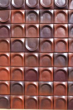 a wall made up of brown plates on top of each other