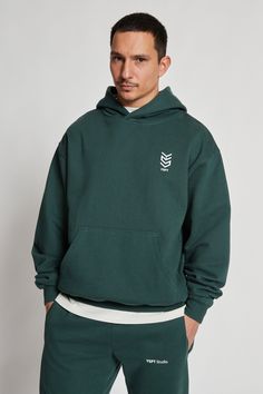 Hoodie DNA Verdant  In deinem "Hoodie DNA Verdant" von YSPT Studio bist du für das nächste Abenteuer bereit. Das dunkelgrüne Oversized-Hoodie mit dem weißen YSPT Brand Print verleiht dir einen urbanen Look. Die Kapuze und die Kängurutasche bringen Lässigkeit in deinen Style. Kombiniere ihn mit bequemen Sneakern und einer trendigen Snapbac Mini Skateboard, Skateboard Aesthetic, Zip Hoodies, Oversized Hoodie, Snapback Cap, Black Tee, Skateboard, Online Shop, T-shirt