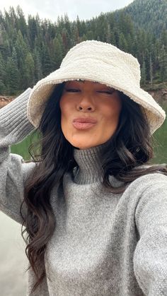 hat outfit | bucket hat | boucle | selfie | winter outfit | fall outfit Stylish Hats For Women, Winter Hat Outfit, Selfie Winter, Aesthetic Overalls Outfit, Gigi Pip, Hat Outfit, Overalls Outfit, Straw Hats, Stylish Hats