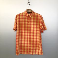 Beautiful vintage checked shirt. Vibrant orange, Madras check, the perfect shirt for a hot summer! Material is 61% viscose / 31% polyester Condition is : vintage condition -- the edge of the fabric, near the buttonhole on the chest, has been sewn, see last photo, very unnoticeable when worn THIS IS A WOMEN'S SHIRT Size is men M (refer to measurements) Do not hesitate to DM if you have any questions ! shoulder seam to shoulder seam : 43cm / 17in Armpit to armpit : 57cm / 22,5in Sleeve (shoulder s Summer Plaid Short Sleeve Camp Shirt, Classic Plaid Short Sleeve Shirt For Summer, Classic Orange Short Sleeve Shirt, Classic Plaid Shirt For Summer, Summer Plaid Tops With Placket, Summer Plaid Button-up Short Sleeve Shirt, Classic Orange Summer Shirt, Vintage Orange Summer Shirt, Retro Plaid Shirt For Summer