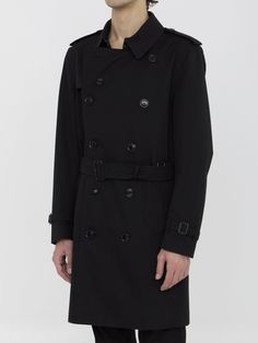 Heritage Kensington medium trench coat in black water-repellent cotton gabardine. It features epaulettes, hook closure on collar, double-breasted button closure, detachable belt at waist, two side buttoned welt pockets, belted cuffs, buttoned back vent and Burberry Check lining. Regular fit. Size nationality: IT Product number: 134001 Product code: 8079386A1189 Composition: 100% cotton Business Black Double-breasted Pea Coat, Black Belted Gabardine Outerwear, Belted Black Gabardine Outerwear, Classic Black Outerwear With Belted Cuffs, Black Double-breasted Outerwear With Belted Cuffs, Black Double-breasted Belted Pea Coat, Black Gabardine Long Coat, Black Belted Double-breasted Pea Coat, Business Gabardine Pea Coat With Double-breasted Button