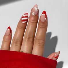 Pretty Red French Tip Christmas Nails Press on Nails with Santa Hat Design White Snowflake Santa Nails, Red Christmas Nails, Nagel Tips, Christmas Nails Easy, Cute Christmas Nails, Christmas Gel Nails, Snowflake Nails, Christmas Nails Acrylic, Festival Nails