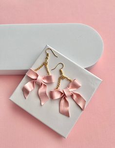 Coquette shimmery satin bow earrings. Made from polymer clay and holds its cute ripply shape. Made to imitate ribbon but made from clay. Girly Earrings, Ribbon Earrings, Polymer Clay Flower Jewelry, Bow Earrings, Valentines Jewelry, Earrings Vintage, Flower Jewellery, How To Make Bows, Diy Earrings