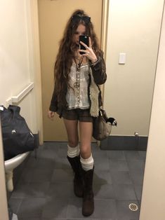 Unique Vintage Outfits, Boots Aesthetic Outfit, Boots Outfit Ideas, Outfit Boots, Winter Boots Outfits, 20k Followers, Outfits To Wear, Outfit Inspo Fall, Casual Fall Outfits