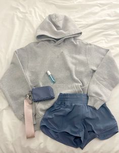 Cute Summer Outfits Lululemon, Gym Outfits Lululemon, Comfy Lululemon Outfits, Aritzia Outfit Ideas, Cute Outfits Layed Out, Basic Lululemon Outfits, Aritzia Hoodie Outfit, Scuba Lululemon Outfit, Lululemon Studio Pants Outfit