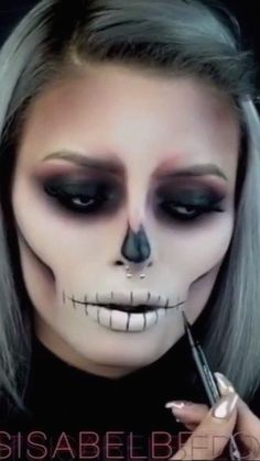 Halloween - #makeuptutorials Nem Halloween Makeup, Maquillage Halloween Simple, Make Up Diy, Makeup Clown, Halloween Make-up Looks, Halloweenský Makeup, Holloween Makeup, Creepy Halloween Makeup