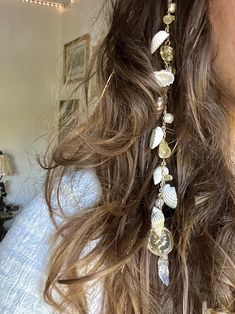 Boho Hair Jewelry, Hair Assesories, Hair With Charms, Long Hair Accessories, Hair Ecssoris, Trinket Hair Aesthetic, Hair With Shells, Hair With Accessories, Charms In Hair