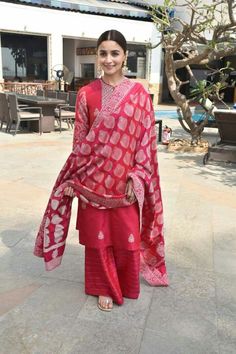 Alia Bhatt Kalank, South Indian Fashion, Nz Summer, Fashion Kurti, Indian Dress Up, Indian Designer Suits, Traditional Look, Traditional Indian Dress