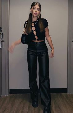 Black Leggings Work Outfit Summer, Concert Party Outfit, Part Outfits Night Club, Arcade Bar Outfit, Party Outfit Inspiration Night Out, Outfits Aesthetic Fiesta, Club Look Outfits Night, Clubbing Outfit Ideas, Party Outfits Night Casual