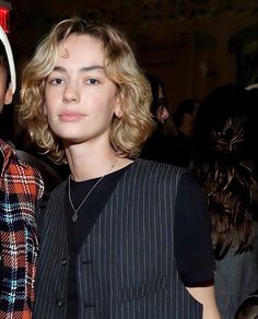 Lesbian Short Hair, Lesbian Hair, Lesbian Haircut, Masc Lesbian, Brigette Lundy Paine, Natural Hair Short Cuts, Shaggy Short Hair, Queer Fashion, Hair Reference