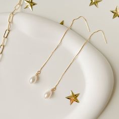 - C E C I -  Elegant enough for special occasions in life and minimalist enough for your daily outfits!✨With a large genuine freshwater pearl (with great lustre!) and 14k gold filled threader, these beauties keep sensitive skin happy and last longer than gold plated earrings. Time to level up, darling! - MATERIAL -  * Waterdrop Freshwater Pearl * 14k Gold Filled Threader * Gold vermeil post (gold on silver - safe for sensitive skin) - DIMENSION -  * Threader length: 9.8cm * Pearl drop length: ~1 Gold Threader Earrings, Threader Earrings Gold, Earrings Bridesmaid, Etsy Bridesmaid Gifts, Mon Cheri, Wedding Jewelry Earrings, Threader Earrings, Bridesmaid Earrings, Gold Plated Earrings