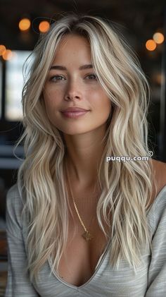 30 Year Old Women, Sunkissed Hair Brunette, Blonde Hair With Lowlights, Blond Woman, Hair With Lowlights, Cyberpunk Female, Curls Hairstyles, Bangs With Medium Hair, Chin Length Hair