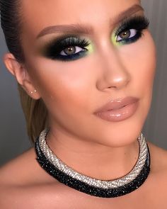 La imagen puede contener: 1 persona, primer plano Usa Makeup, Yellow Eye Makeup, Best Natural Makeup, Bright Lips, Full Makeup, Shop Makeup, Stunning Eyes, Eye Makeup Tips, Eyeshadow Tutorial