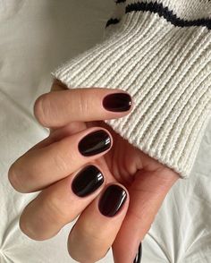 80+ Cute Short Nails Perfect For Every Season! - Prada & Pearls Nails For Small Hands, Dark Fall Nails, Petite Nails, Round Fake Nails, Halloween Nails Black, Really Short Nails, Dark Color Nails, Dark Gel Nails, Black Press On Nails