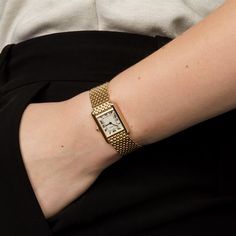 Aesthetic Watch, Cartier Watches Women, Hand Watches, Watch Aesthetic, Woman Watches, قلادات متدلية, Vintage Watches Women, Gold Watches Women