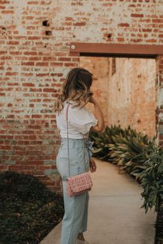 Puff Sleeve Top + Paperbag Jeans - Carolynn Thielges Oversized Mom Jeans, Stylish Photo Pose