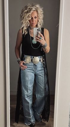 Belt Over Shirt Outfit, Flare Jeans Outfit Winter Casual, Western Belts Outfit, Vaquero Outfit, Western Tees, Country Outfits Women, Nfr Outfits, Flare Jeans Outfit, Trendy Date Night Outfit