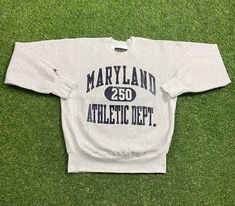 Sweat-shirt vintage de l'Université du Maryland Bon état vintage Fabriqué par Jansport Chaque article vintage est unique et s'adapte différemment. Veuillez vous référer aux mesures pour le meilleur ajustement. Taille moyenne Largeur 22 po Longueur 26,5 po * J'expédie tous les articles en un ou deux jours ouvrables et j'utilise les options de courrier prioritaire via USPS. L'expédition accélérée est disponible sur demande. Si vous avez des questions; Veuillez demander ! * J'expédie à l'internatio Penn State University, University Of Maryland, Yale University, Hotel Resort, Fan Shirts