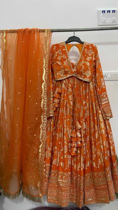 Rust Colour Outfit, Orange Banarasi Lehenga, Traditional Lehanga Ideas, Banarsi Lehenga Blouse Designs, Rust Colour Lehenga, Banarsi Lehnga Designs, Orange Lehenga Colour Combinations, Orange Colour Lehenga, Rust Colour Dress