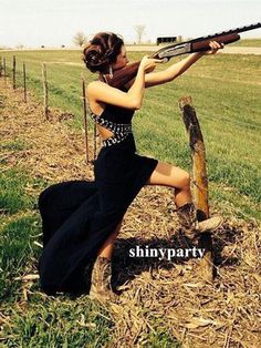 Prom Dress With Boots, Black Long Prom Dresses, Country Prom, Prom Picture Poses, Prom Photoshoot, Prom Couples, Prom Photography, Country Senior Pictures, Prom Poses