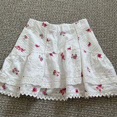 New With Tags. Zara White Skirt. Size M. Cheap Zara Skirt With Pockets, Cute White Tiered Skirt, Cute White Cotton Skirt, Cute White Skirted Bottoms, Cute White Floral Print Skirt, White Summer Daywear Skirt, White Feminine Beach Skirt, Feminine White Beach Skirt, Cute White Mini Skirt For Spring