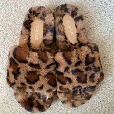 Never Worn Brown Synthetic Slippers For Vacation, Brown Synthetic Slides With Cushioned Footbed, Comfortable Brown Synthetic Slippers, Brown Casual Slippers For Vacation, Comfortable Brown Slippers For Vacation, Brown Slide Slippers For Vacation, Brown Synthetic Slide Sandals, Brown Slip-on Slides For Vacation, Brown Flat Slides For Vacation