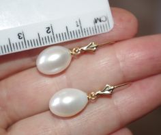 QUALITY JAPAN 14K GOLDEN WHITE 28MM TEAR DROP CULTURED PEARL LEVERBACK EARRINGS BEING OFFERED IS A FABULOUS 14K 28 MM GOLDEN / WHITE JAPAN CULTURED PEARLS PERFECT TEAR DROP WHITE / GOLDEN PEARL EARRINGS THESE PEARLS ARE NEW OLD STOCK PEARLS THEY ARE FROM JAPAN , QUALITY LUSTOROUS , WELL MATCHED JAPANESE PEARLS ARE FAMOUS FOR BEING TOP RATED QUALITY THEY ARE NEW OLD STOCKS I HAVE FEW PAIRS. PLEASE SEE PHOTOS. TEARDROPS ALL VARY SLIGHTLY IN SIZE. 17-15 MMX 7-10 MM INCLUDING CONNECTORS PEARL TEAR D Yellow Gold Oval Teardrop Earrings For Formal, Yellow Gold Oval Teardrop Earrings For Formal Occasions, Classic White Teardrop Earrings For Formal Occasions, Formal White Hypoallergenic Teardrop Earrings, White Oval Pearl Earrings For Formal Occasions, White Drop Teardrop Earrings For Formal Occasions, Formal White Oval Pearl Earrings, White Pearl Earrings With French Hook For Formal Occasions, Formal White Pearl Earrings With French Hook