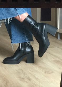 Block Boot Heels Outfit, Black Boots Low Heel, Botines Aesthetic, Boot Heels Outfit, Boots With Heels, High Heel Boots Outfit, Everyday Heels, Fall Heels