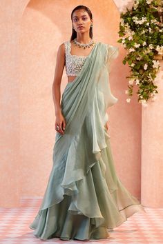 📌Hey! Please message us if you have any questions. We'll definitely assist you. A sea green net handwork blouse paired with an organza draped ruffle saree sounds like a stunning and stylish Indian ethnic outfit. Here's a breakdown of the components: Blouse: The blouse is made of sea green net fabric, which is a lightweight and sheer material. It may have handwork, which can include various types of embellishments like embroidery, sequins, beads, or zari work. This handwork adds a touch of elega Bestie Poses, Mehandi Outfits, Handwork Blouse, Ridhi Mehra, Draped Saree, Ruffle Saree, Drape Saree, Green Saree, Ruffles Fashion