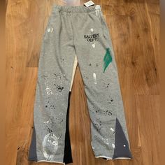 Size Large, Grey, Brand New With Tags, 100% Cotton Gallery Dept Flare Sweatpants, Gallery Dept Pants, Gallery Dept Logo, Flare Sweatpants, Gallery Dept, Pants Design, Type Of Pants, Designer Jeans, Mens Sweatpants