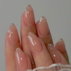 Almond Nails With Silver Design, Nail Shape Almond Short, Nail Inspiration Vacation, Nails To School, Chrome Tips Almond Nails, Champagne Almond Nails, Nail Inspo Simple Almond, Cute Winter Nails Acrylic, Simple Nails Almond Shape