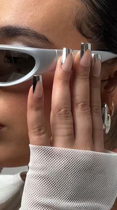 A classic French manicure with chrome-finished tips for a glamorous glint. Milky Nails, Sassy Nails, Short Square Nails, French Tip Acrylic Nails, Pearl Nails, Gem Nails, Glam Nails, Silver Nails, Dipped Nails