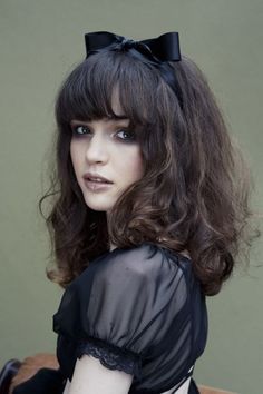 Grey toned makeup and thick, curly hair with a messy block fringe. Hair Envy, Dark Beauty, Look Vintage, Hair Dos, Dark Hair, Pretty Hairstyles, Pretty Face, Hair Inspo