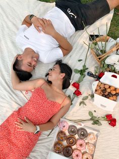 Picnic Ideas with your partner during summer time! Romantic Picnics For Couples, Picnic Date Photoshoot Couple, Couple Picnic Picture Ideas, Picnic Poses Photo Ideas Couple, Couple Picnic Aesthetic Ideas, Pinic Romantico Aesthetic, Picnic Pictures Couple, Picnic Date Photoshoot