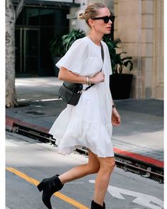 22 Ideas De Looks En Blanco Y Negro Para El Fin De Semana – Cut & Paste – Blog de Moda Outfit Minimalista, Minimalistic Outfits, Black And White Outfit, Jeans Heels, Girls White Dress, Beige Outfit, Outfits For Spring, Minimalistic Style