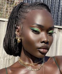 Green Skin Aesthetic, Green Makeup Looks Black Women, Dark Sultry Makeup, Tiana Makeup, Earth Tone Makeup, Makeup Ideas Green, Dark Green Makeup, Emerald Green Makeup, African Makeup