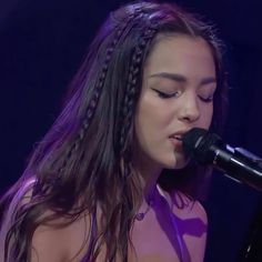 olivia rodrigo icon Hairstyle For Performance, Hairstyles For Olivia Rodrigo Concert, Concert Hair Inspiration, Guts Hairstyle, Olivia Rodrigo Hairstyles Concert, Olivia Rodrigo Braids, Guts Tour Makeup Ideas