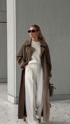 Monochrome Beige Outfit, Monochromatic Beige Outfit, Minimal Fall Fashion, Winter Work Fits, Claire Rose Style, Winter Classic Outfits, Autumn Old Money Outfits, Rich Aesthetic Outfit, 2024 Winter Fashion