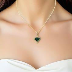 **All orders come with tracked shipping** PLUS **Free shipping on orders over $35 USD for US customers** High quality yellow gold plated Gatsby style earrings and necklace set with beautiful green cubic zirconia stones in a very unique shape. Would make the perfect gift for a superwoman in your life.  The chain is 1mm thick and 46cm long. It is easily adjustable to make it shorter to your desired length simply by pulling on the chain through the round gold bead. It also has 2 removal options - u Emerald Art Deco, Emerald Art, Gatsby Earrings, Gift Tissue Paper, Mini Gift Bags, Necklace Emerald, Earrings And Necklace Set, Gatsby Style, Deco Earrings