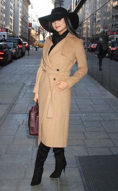 Pia Wurtzbach from The Big Picture: Today's Hot Pics  Miss Universe bundles up as she visits Good Day New York. Cold Outfits, Hottest Fashion Trends, Street Style Chic, Celebrity Street Style, Coat Fashion, Star Fashion