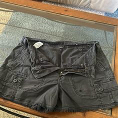 American Eagle Cargo Shorts 6 Acubi Clothes, Cute Summer Shorts, People Clothes, Designer Jumpsuits, Cargo Style, Really Cute Outfits, Cute Skirts, Outfits Casuales, Comfy Outfits