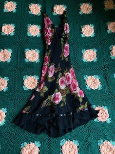 Vintage Y2K dress. Brand- dress barn. Size- small. Adorable, flattering cut. Ruffle bottom. Floral pink rose pattern. Great condition! 2010s Grunge, Rose Black Dress, Y2k 3d, 3d Dress, 2024 Outfits, Purple Floral Dress, Brand Dress, Y2k Dress, Vintage Floral Dress