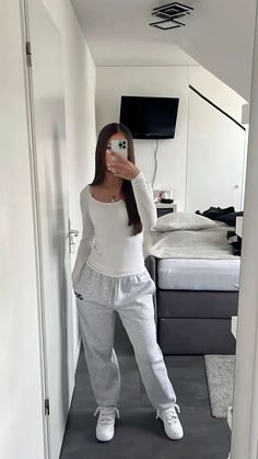 Comfy Paris Outfits, Winter Outfits Basic, Outfits For Turkey, Zara Drip Outfit, Pasha Style, Outfits With Air Force Ones, Formal Outfit Ideas, White Shoes Outfit, Baddie Outfit Ideas