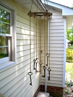 a bunch of keys hanging from the side of a house