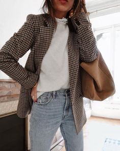 10 outfits elegantes y cómodos para cuando termine el home office | Mujer de 10 Vuitton Outfit, Blazer Outfits Casual, Casual Chic Outfits, Summer Work Outfits, Mode Casual, Sweater White, Pull & Bear, Fleetwood Mac